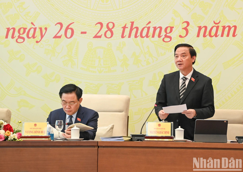 Vice Chairman of the National Assembly, Nguyen Khac Dinh, leads the discussion on the Capital Law (amended).