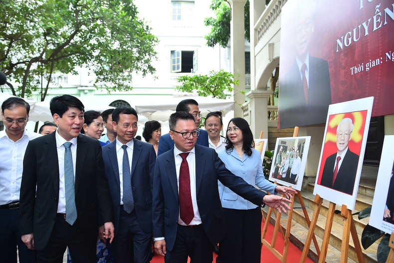 Standing member of the Party Central Committee’s Secretariat Luong Cuong and delegates attend the photo exhibition on General Secretary Nguyen Phu Trong at the headquarters of Nhan Dan Newspaper. Standing member of the Party Central Committee’s Secretariat Luong Cuong and delegates attend the photo exhibition on General Secretary Nguyen Phu Trong at the headquarters of Nhan Dan Newspaper.
