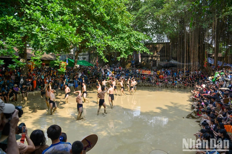 16 men in loincloths are selected to participate in the game and divided into two teams. 16 men in loincloths are selected to participate in the game and divided into two teams.