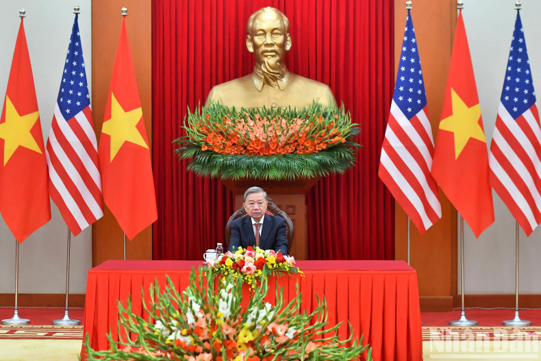 Party General Secretary To Lam has a phone talk with US President-elect Donald Trump Party General Secretary To Lam has a phone talk with US President-elect Donald Trump