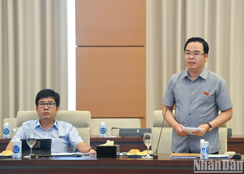 Permanent member of the Committee for Science, Technology and Environment Tran Van Khai speaks at the meeting. Permanent member of the Committee for Science, Technology and Environment Tran Van Khai speaks at the meeting.