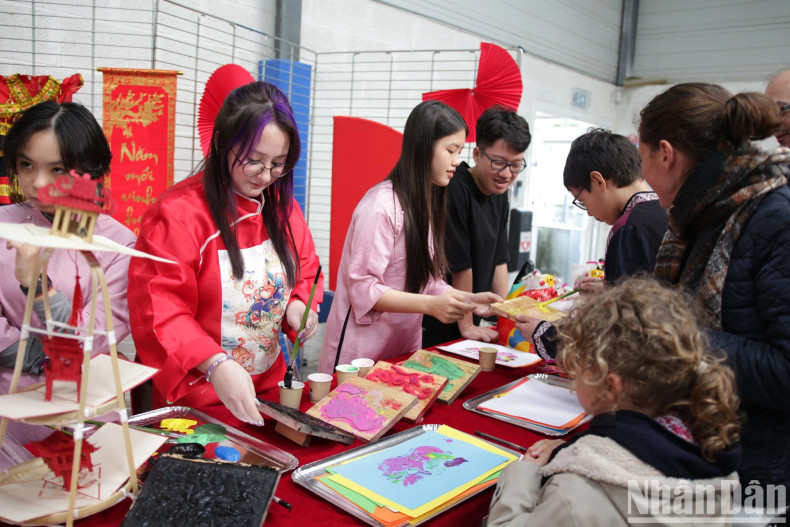 French friends are passionate while learning about Vietnamese culture at the event.