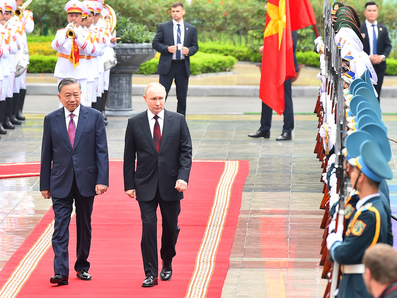Previously, President To Lam presides over the official welcoming ceremony for President Vladimir Putin at the Presidential Palace. Previously, President To Lam presides over the official welcoming ceremony for President Vladimir Putin at the Presidential Palace.