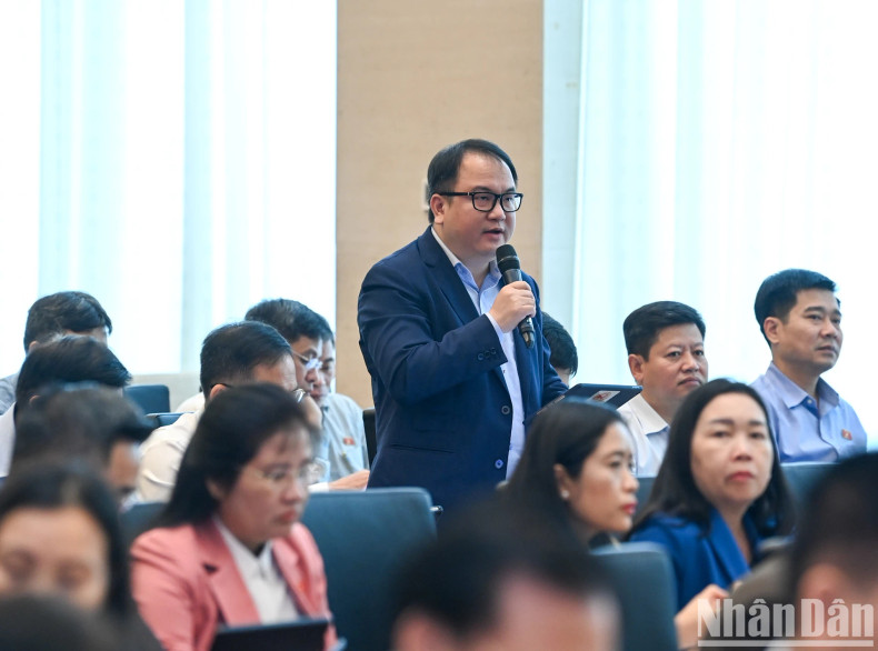 NA deputy Pham Trong Nghia from Lang Son Province speaks at the discussion.