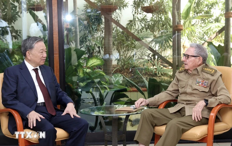 Party General Secretary and President To Lam meets leader of the Cuban revolution, General Raul Castro Ruz.