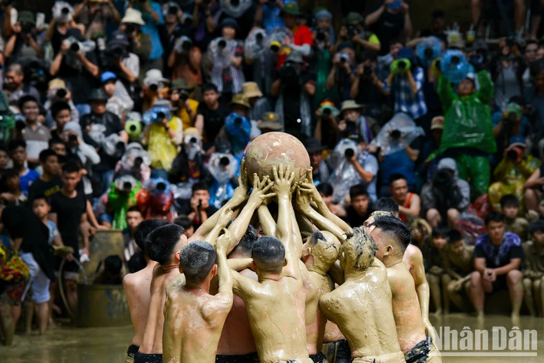 The ball is placed in the middle of the field and players rush to compete for the ball and put it in the hole to win the game. The ball is placed in the middle of the field and players rush to compete for the ball and put it in the hole to win the game.