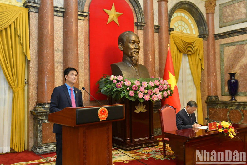 Vice President of the Vietnam General Confederation of Labour Ngo Duy Hieu presents a report at the meeting. Vice President of the Vietnam General Confederation of Labour Ngo Duy Hieu presents a report at the meeting.