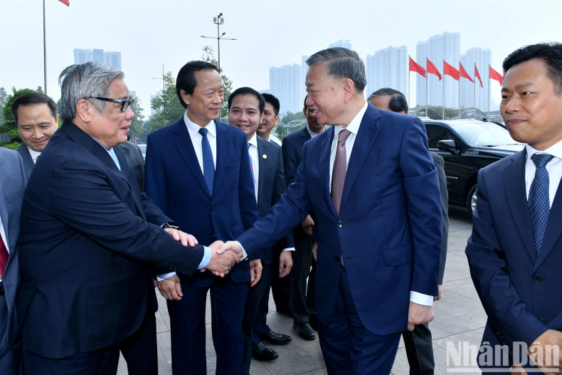 Party General Secretary To Lam meets with teachers and education managers on the occasion of the Vietnamese Teachers’ Day.
