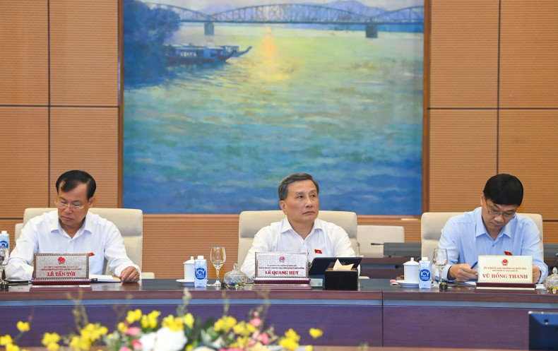Members of the NA Standing Committee attend the session.