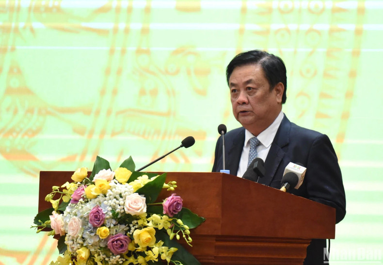Minister of Agriculture and Rural Development Le Minh Hoan is speaking at the event.