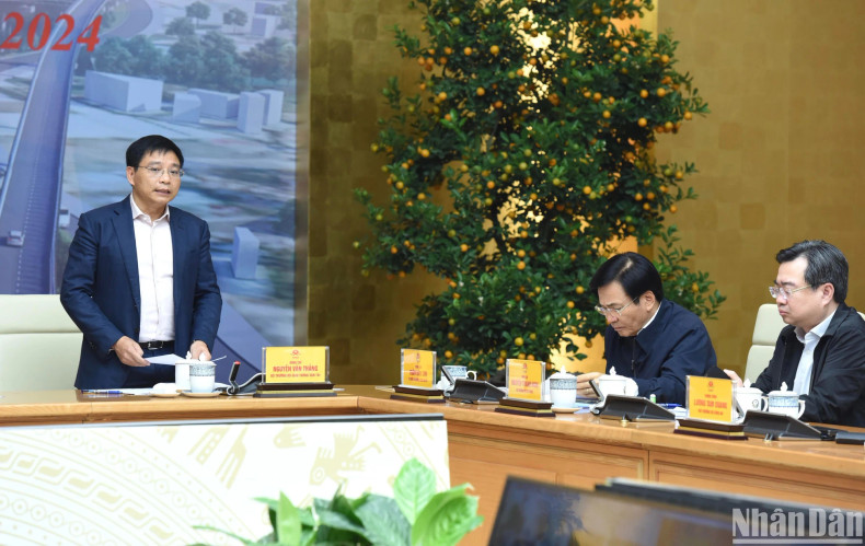 Minister of Transport Nguyen Van Thang speaks at the session.