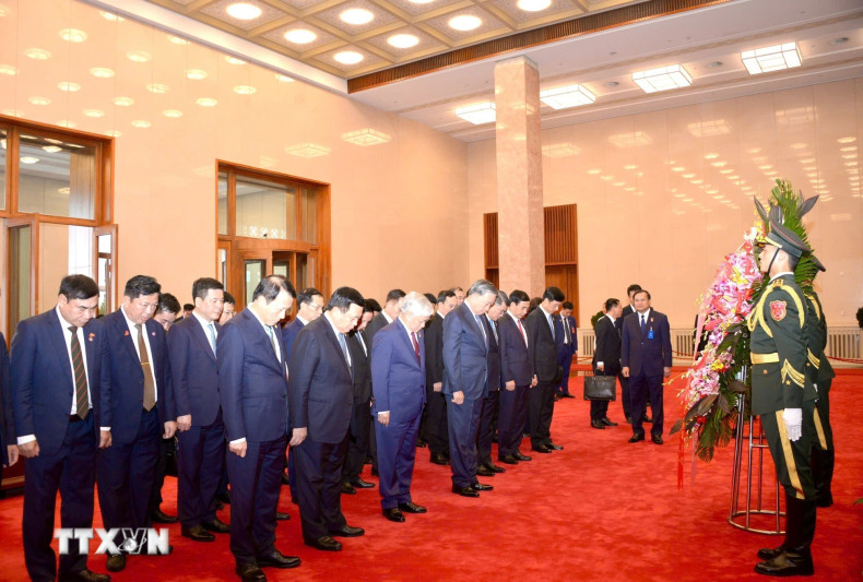The top Vietnamese leader and other delegates commemorate President Mao Zedong.