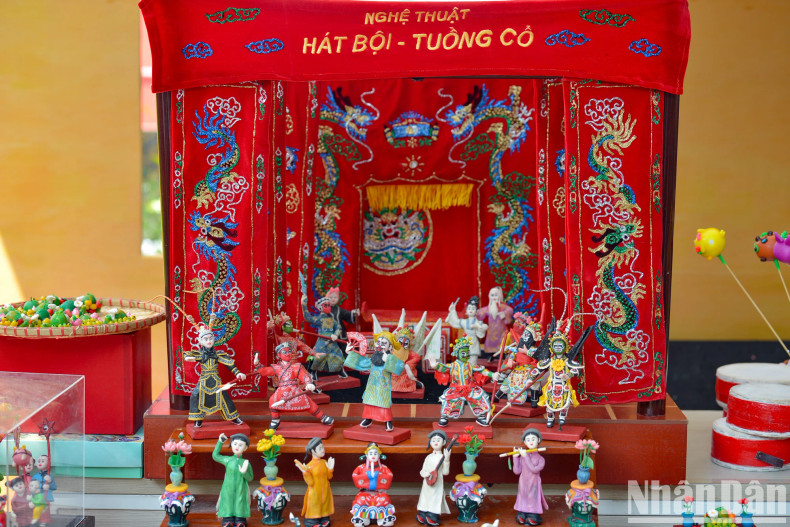 “Among them, there are sets like ‘Hat Boi - Tuong Co’ (Classical Opera), ‘Mid-Autumn Lantern Procession’, ‘Don Ca Tai Tu’ (Traditional Southern Music), ‘Ngu Ho’ (Five Tigers), etc. In addition, many ancient To He sets were brought for display so visitors could learn more about the To He art,” Dan Van Hau added.