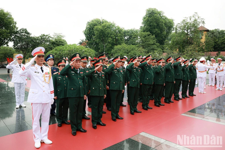 The delegation from the Central Military Commission - Ministry of National Defence lays a wreath at the Monument for Heroic Martyrs on Bac Son Street.