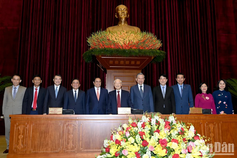 Party General Secretary Nguyen Phu Trong and other Party and State leaders and delegates attend the closing session of the ninth session of 13th Party Central Committee.