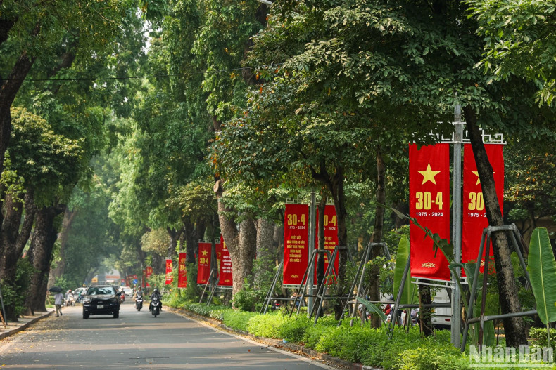 Hoang Dieu Street is decorated with red banners and slogans hung along the route, celebrating the 49th anniversary of the Liberation of the South and National Reunification Day. Hoang Dieu Street is decorated with red banners and slogans hung along the route, celebrating the 49th anniversary of the Liberation of the South and National Reunification Day.