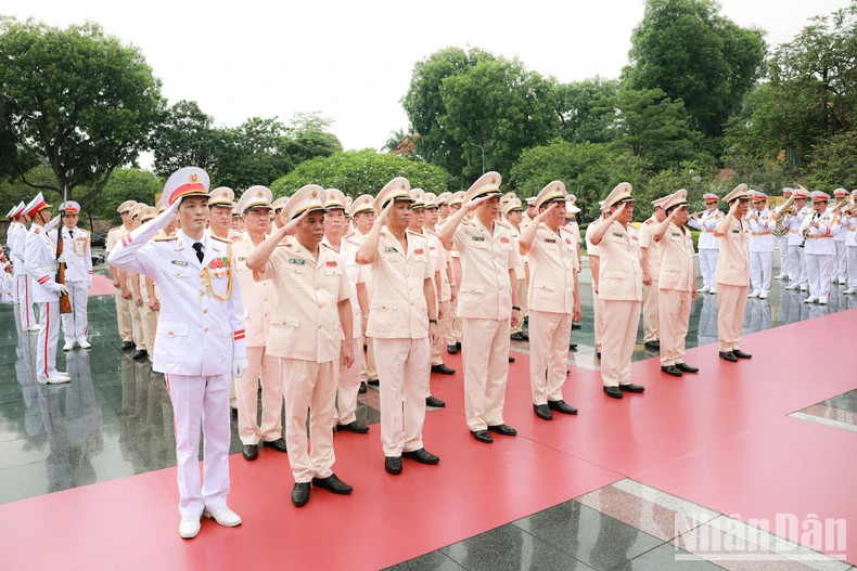 The delegation of the Central Public Security Party Committee under the Ministry of Public Security lays a wreath at the Monument for Heroic Martyrs on Bac Son Street.