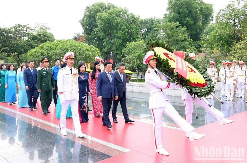 The Hanoi City delegation pays tribute to heroic fallen soldiers.