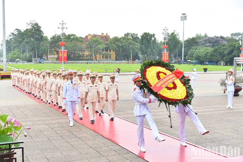 The delegation of the Central Public Security Party Committee under the Ministry of Public Security pays tribute to President Ho Chi Minh.