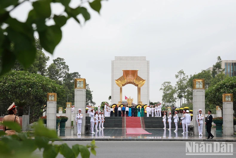 The leaders and former leaders of the Party and State, ministries, departments, branches, and Hanoi City lay a wreath and offer incense at the Monument for Heroic Martyrs on Bac Son Street.