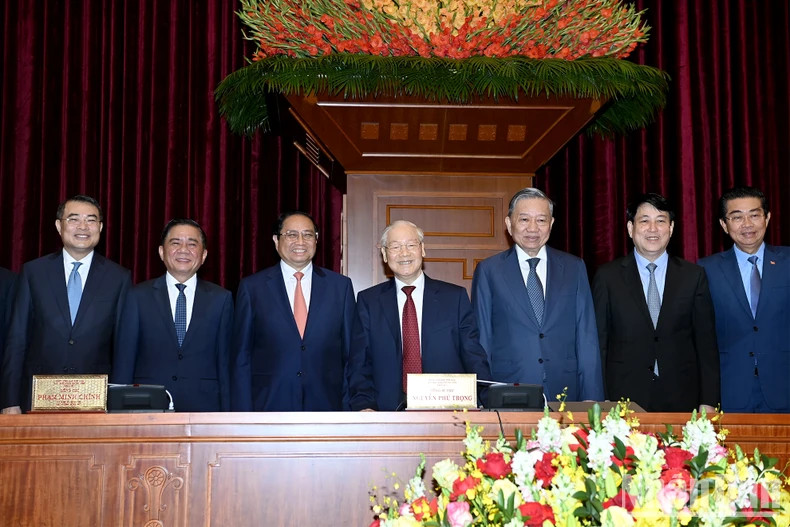 General Secretary Nguyen Phu Trong and other Party and State leaders attend the closing ceremony of the ninth session of 13th Party Central Committee.