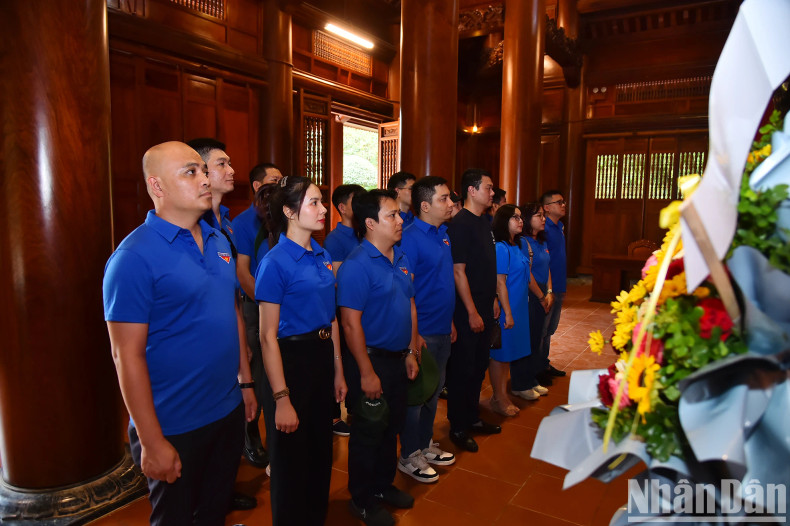 Earlier, the delegates offered incense to commemorate President Ho Chi Minh at the memorial house to President Ho Chi Minh, under the Kim Lien special national heritage site, in Nam Dan District.