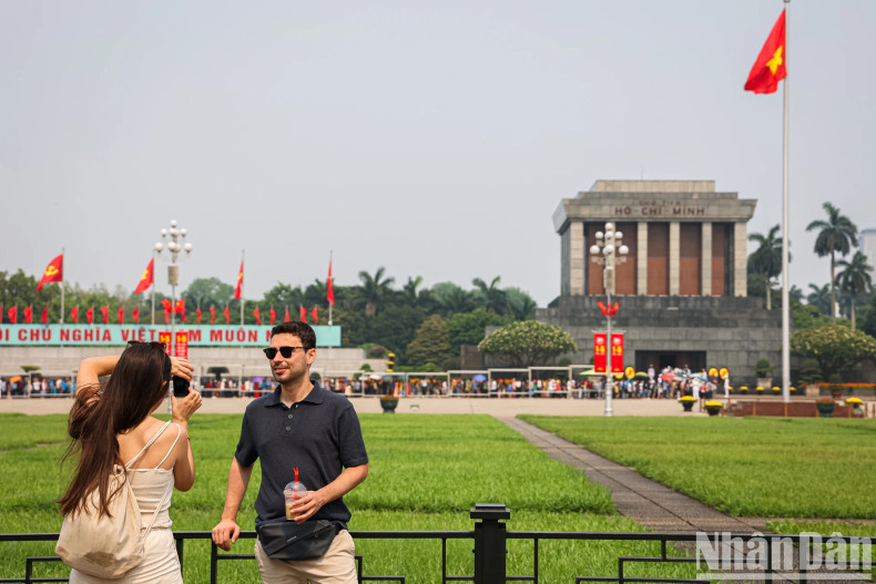 Besides domestic visitors, many international tourists visit Hanoi on April 30. Some foreign tourists said they felt excited when visiting Ba Dinh Square and witnessing the image of thousands of people waiting to enter the Mausoleum of President Ho Chi Minh. Besides domestic visitors, many international tourists visit Hanoi on April 30. Some foreign tourists said they felt excited when visiting Ba Dinh Square and witnessing the image of thousands of people waiting to enter the Mausoleum of President Ho Chi Minh.