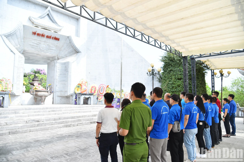 On the morning of May 11, the delegation offered incense to commemorate heroes and martyrs at the Vietnam – Laos International Martyrs' Cemetery.