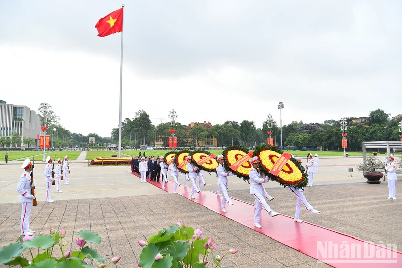 The inscription on the delegation’s wreath reads: "Eternal gratitude to the great President Ho Chi Minh."