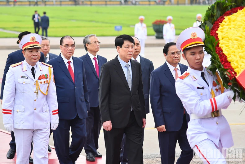 Prime Minister Pham Minh Chinh and Permanent member of the 13th Party Central Committee’s Secretariat Luong Cuong, who is also Chairman of the General Department of Politics under the Vietnam People's Army, led the delegation to visit President Ho Chi Minh's Mausoleum.