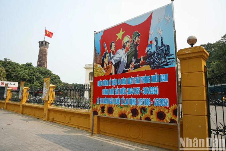 The large poster is placed on Dien Bien Phu Street, in front of the Vietnam Military History Museum and the Hanoi Flag Tower. The large poster is placed on Dien Bien Phu Street, in front of the Vietnam Military History Museum and the Hanoi Flag Tower.