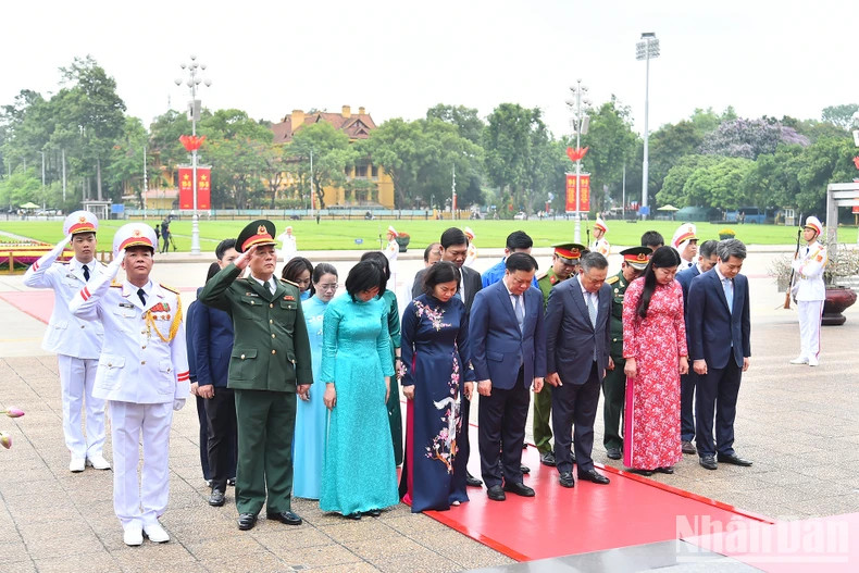 The delegation of the municipal Party Committee, People’s Council and People’s Committee of Hanoi City pays tribute to President Ho Chi Minh.