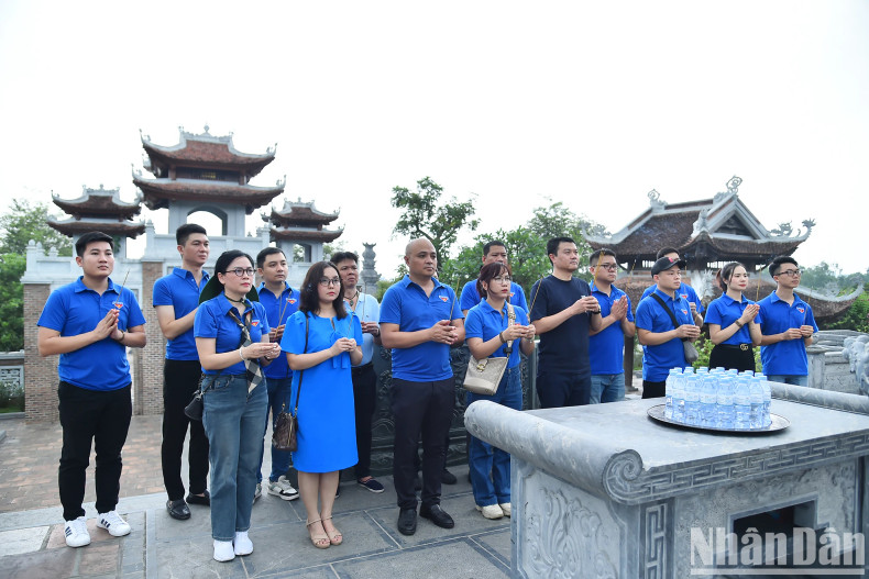 The delegation offering incense at Chung Son Temple - the ancestral temple of President Ho Chi Minh in Nam Dan District.