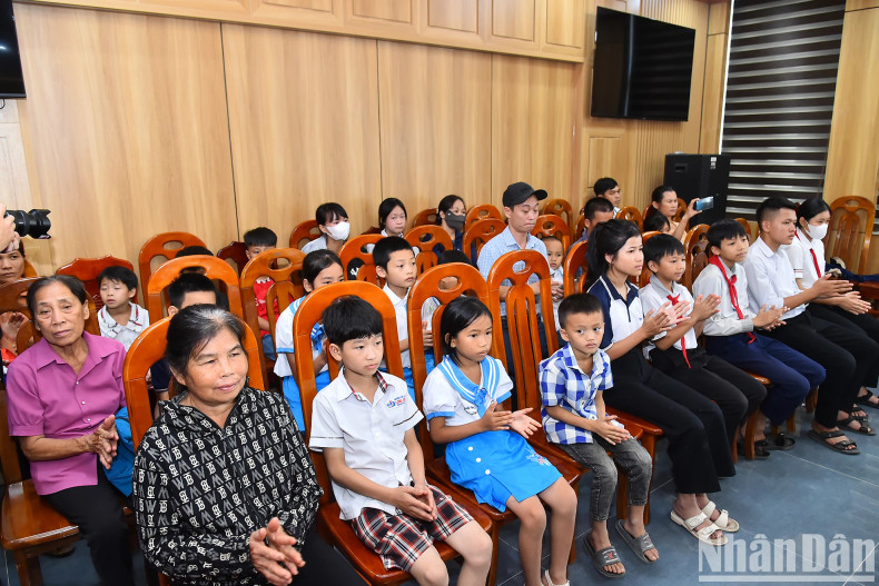 At the ceremony, 20 gifts (each gift worth 1,000,000 VND) were presented to poor students in Anh Son District.