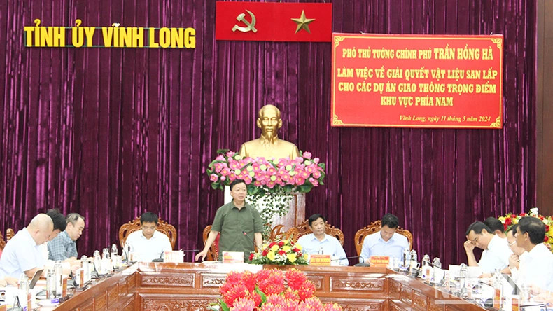 Deputy Prime Minister Tran Hong Ha speaking at the meeting. Deputy Prime Minister Tran Hong Ha speaking at the meeting.
