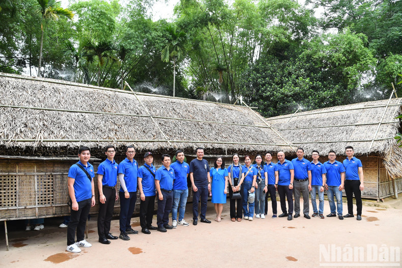The house of Nguyen Sinh Sac, Ho Chi Minh’s father, was built by Sen villagers after he passed the Junior Doctorate exams in 1901, bringing honour to the village. At this house, Nguyen Tat Thanh met with patriotic scholars several times, such as Phan Boi Chau, Dang Thai Than, Dang Van Can, and Vuong Thuc Quy.