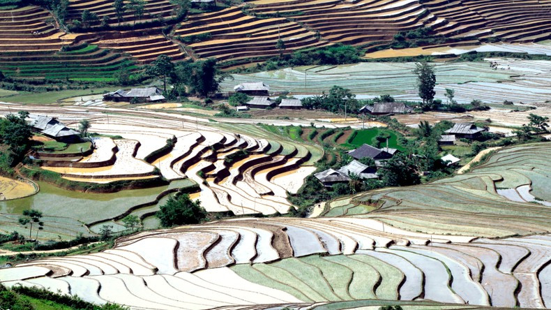 The traditional houses of the people are located among terraced fields and also preserve many unique agricultural cultural features of the Northwest region.