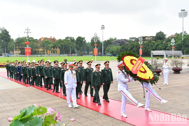 The delegation from the Central Military Commission under the Ministry of National Defence pays tribute to President Ho Chi Minh.