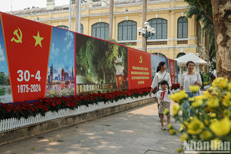 On the holiday occasion, families take their children on sightseeing trips to learn about the history of their homeland and country. On the holiday occasion, families take their children on sightseeing trips to learn about the history of their homeland and country.