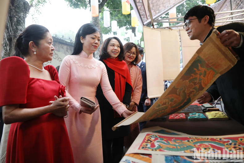 At Phung Hung mural street, the spouses of Vietnamese, Philippine Presidents were introduced to the Hang Trong folk painting line. At Phung Hung mural street, the spouses of Vietnamese, Philippine Presidents were introduced to the Hang Trong folk painting line.