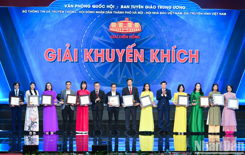 Le Quoc Minh, Member of the Party Central Committee (PCC), Editor-in-Chief of Nhan Dan (People) Newspaper, Deputy Head of the PCC Commission for Communication and Education, and Chairman of the Vietnam Journalists’ Association and Bui Van Cuong, Member of the Party Central Committee, Secretary General of the National Assembly and Chairman of the National Assembly Office, present Consolation prizes to the authors.