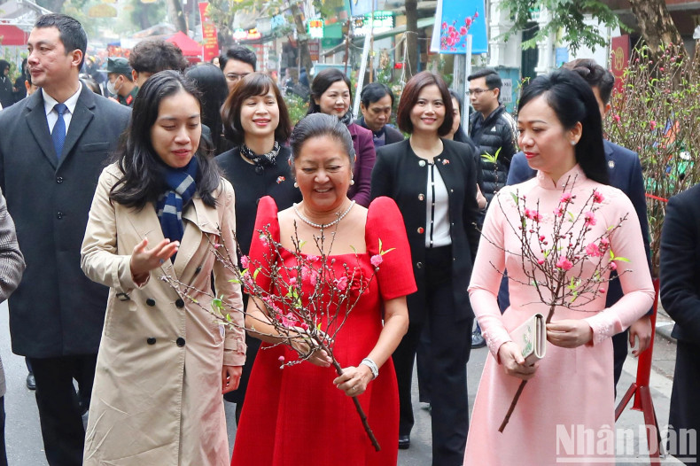 Louise Araneta Marcos, the spouse of the President of the Philippines, enjoys the traditional peach blossom branches on Tet holiday. Louise Araneta Marcos, the spouse of the President of the Philippines, enjoys the traditional peach blossom branches on Tet holiday.