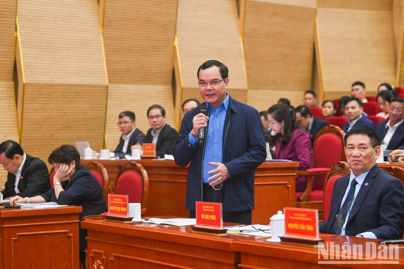 Chairman of the Vietnam General Confederation of Labour Nguyen Dinh Khang discusses and answers voters' recommendations. Chairman of the Vietnam General Confederation of Labour Nguyen Dinh Khang discusses and answers voters' recommendations.