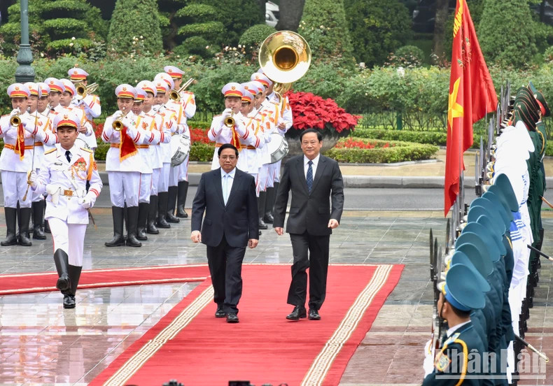 Prime Minister Pham Minh Chinh and Lao Prime Minister Sonexay Siphandone review the guard of honour.