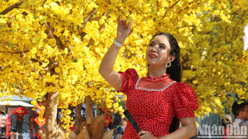 According to records, on the afternoon of January 24, "Ong Do" (calligrapher) Street was decorated with many beautiful miniatures, attracting people and tourists to visit.