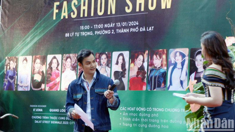 At the show, K'Jona shared that Jona Fashion House introduces a unique street fashion collection, combining brocade fabric and traditional patterns of ethnic minorities in the South Central Highlands. They hope this will help to promote traditional brocade products, helping people better understand the land, people, and traditional culture of the legendary Lang Biang Plateau.