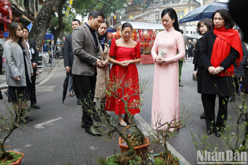 The spouses of Vietnamese, Philippine Presidents visit Hang Luoc Tet flower market. The spouses of Vietnamese, Philippine Presidents visit Hang Luoc Tet flower market.