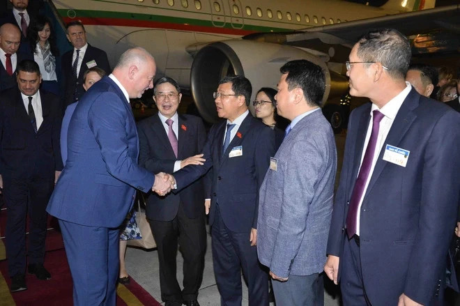 Welcome ceremony for the Speaker of the National Assembly of Bulgaria, Rosen Dimitrov Jeliazkov, at Noi Bai Airport, Hanoi. Welcome ceremony for the Speaker of the National Assembly of Bulgaria, Rosen Dimitrov Jeliazkov, at Noi Bai Airport, Hanoi.