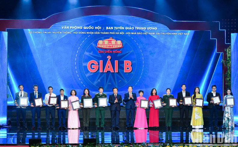 Tran Thanh Man, Politburo member, Permanent NA Vice Chairman, Head of the steering committee for the award and Nguyen Xuan Thang, Politburo member, Chairman of the Central Theory Council and President of the Ho Chi Minh National Academy of Politics (HCMA), present B prizes to representatives of the groups of authors.