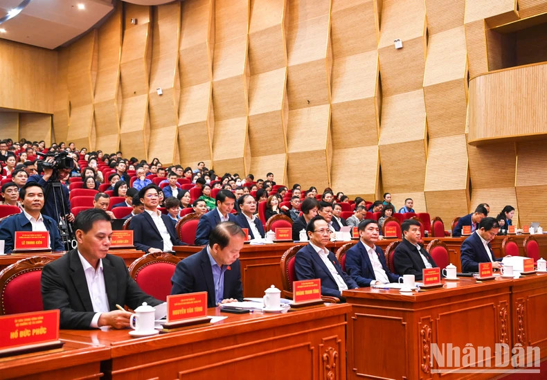 Members of the National Assembly Standing Committee, leaders of ministries, branches and delegates attend the meeting. Members of the National Assembly Standing Committee, leaders of ministries, branches and delegates attend the meeting.